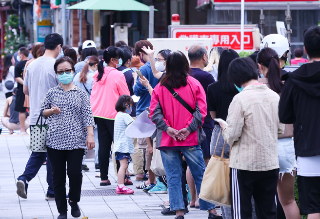 本土疫情升溫，醫院開設急門診，大批民眾排隊。（羅永銘攝）