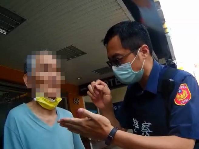 阿北攀岩走壁趕教召，警救老翁勸導｢毋免煩惱，你除役了啦」。（圖／警方提供）