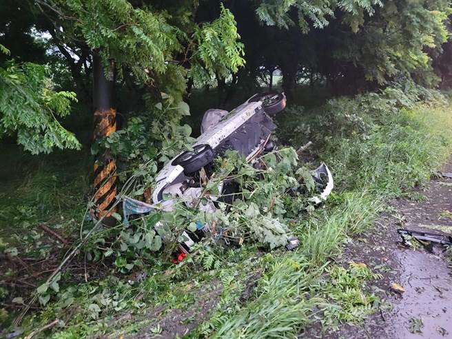 轎車自撞電線桿，電線桿被拔起，轎車倒栽水溝，1死1重傷。（民眾提供／吳敏菁彰化傳真）