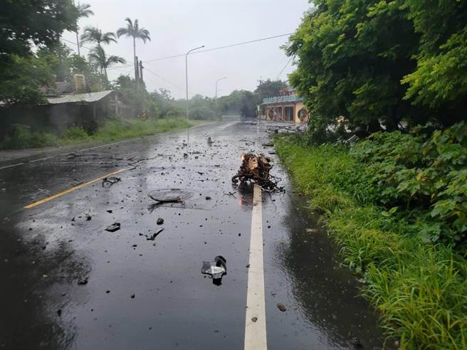 轎車自撞電線桿，電線桿被拔起，轎車倒栽水溝，1死1重傷。（民眾提供／吳敏菁彰化傳真）