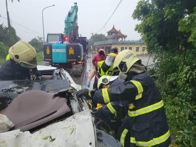轎車自撞電線桿，電線桿被拔起，轎車倒栽水溝，1死1重傷。（民眾提供／吳敏菁彰化傳真）
