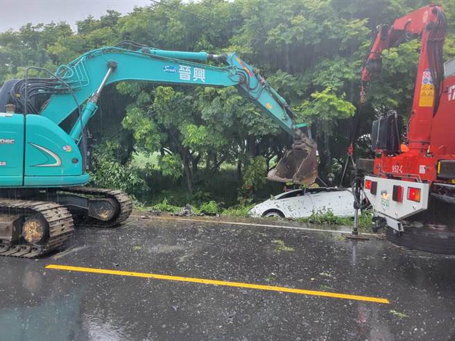 轎車自撞電線桿，電線桿被拔起，轎車倒栽水溝，1死1重傷。（民眾提供／吳敏菁彰化傳真）