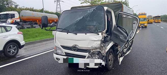 国道1号3车连环大追撞。（民眾提供／吴敏菁彰化传真）