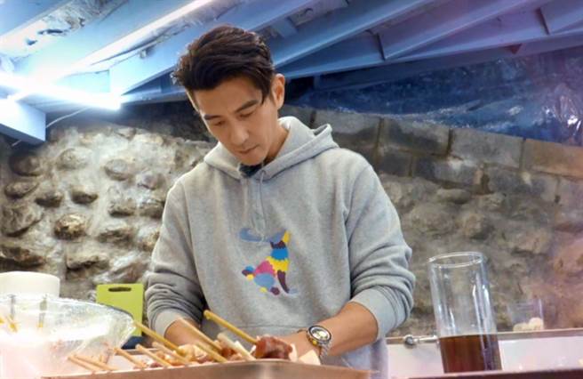 男神修杰楷进厨房秀厨艺。（TVBS提供）