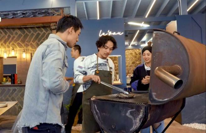 蓝钧天（左）不放心杨铭威（中）的厨艺  在一旁盯场。（TVBS提供）