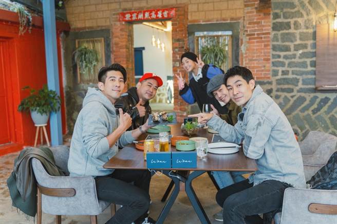 一群渴望放风的奶爸修杰楷、柯有伦、罗平、蓝钧天、撒基努、吴俊谚相约到「老屋」用餐。（TVBS提供）
