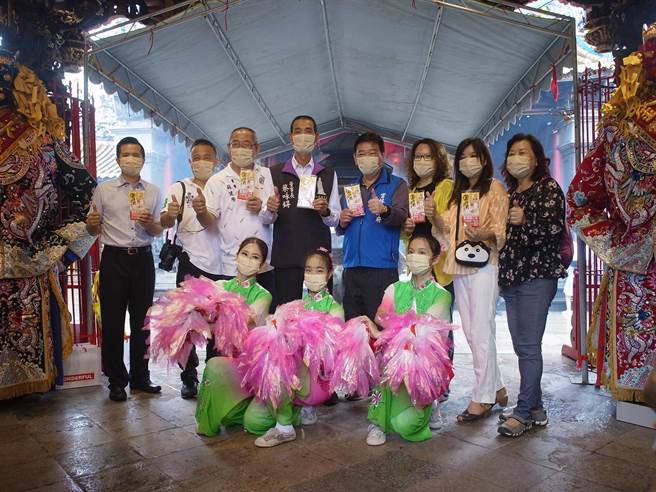 企業協助白沙屯媽祖進香團防疫，捐70萬片抗菌口罩讓信眾戴好戴滿。（張朝欣攝）