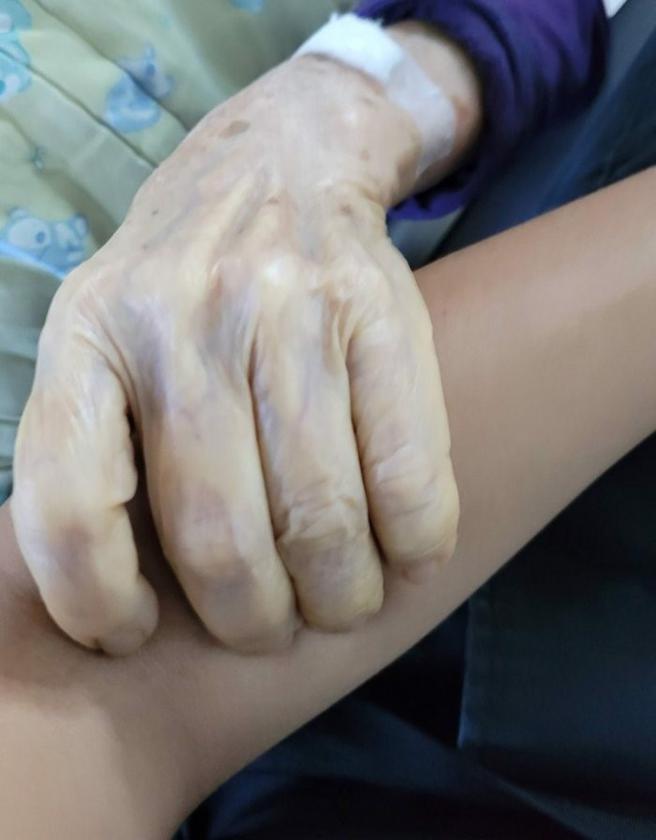 阿嬷抓紧原PO的手。(图/翻摄自Dcard)