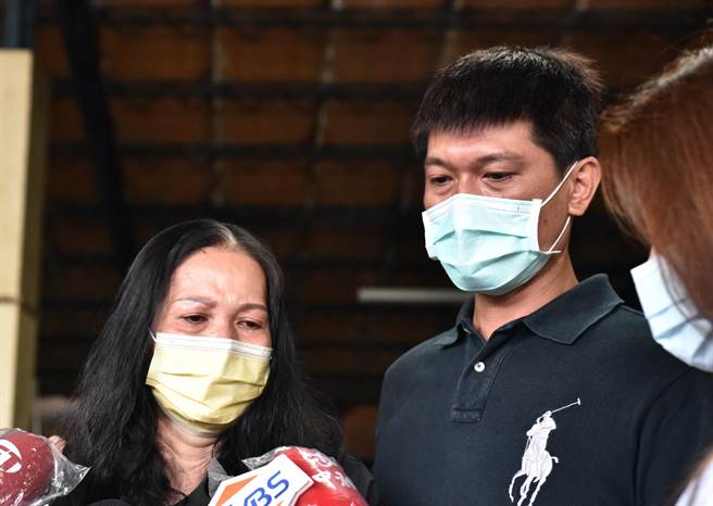 對於小貨車司機肇逃，導致孫子潘姓少年的死亡，潘奶奶（左）希望討個公道，潘姓少年的父親（中）希望警方公正偵辦此案。（林瑞益攝）