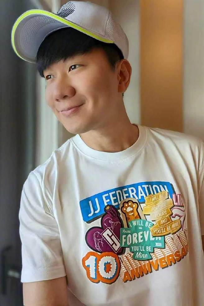 林俊杰在《奔跑吧兄弟》中的撕名牌游戏环节中，战斗力大爆发。（摘自自微博）