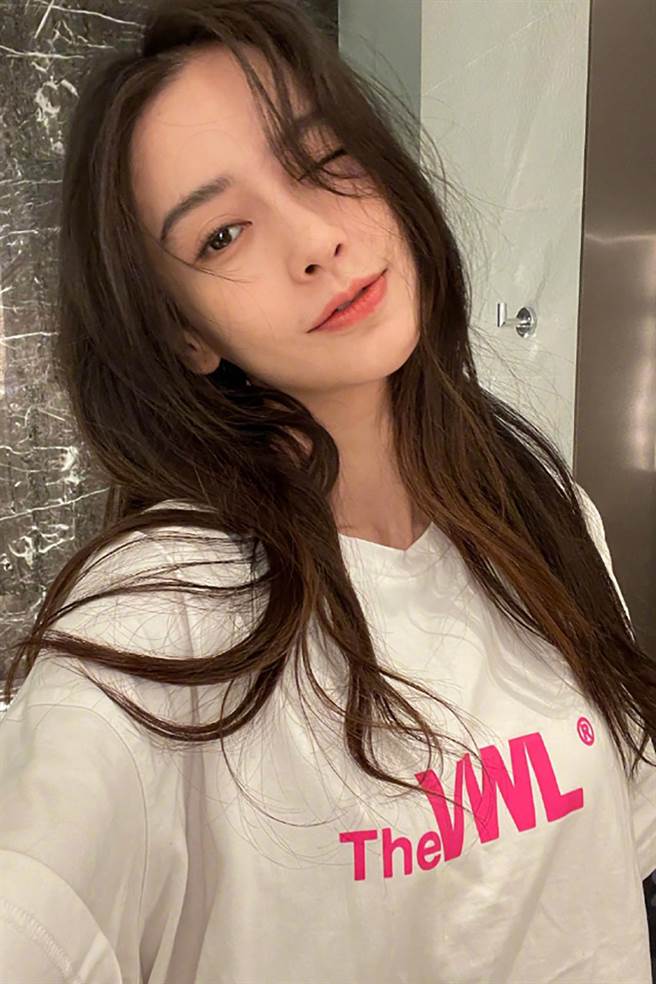 Angelababy在《奔跑吧兄弟》大玩特玩，反转的模样是节目一大看点。（摘自微博）