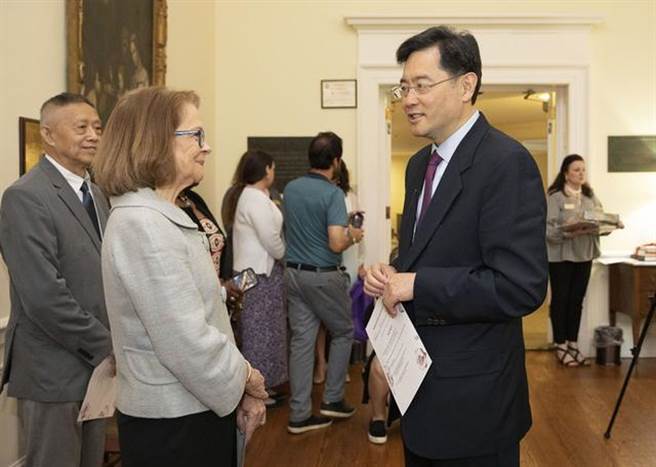 陆驻美大使秦刚（右）访宋氏三姊妹母校卫斯理学院，全球第一所女子高等学府。（中国驻美国大使馆）