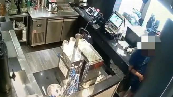 王嫌先闖入一家飲料店，趁店員在後方備料時下手行竊。（翻攝照片／林郁平台北傳真）