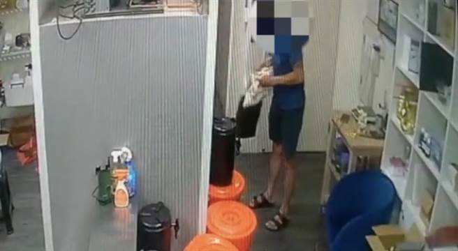 王嫌闖入店內後，大膽翻動物品尋找目標。（翻攝照片／林郁平台北傳真）