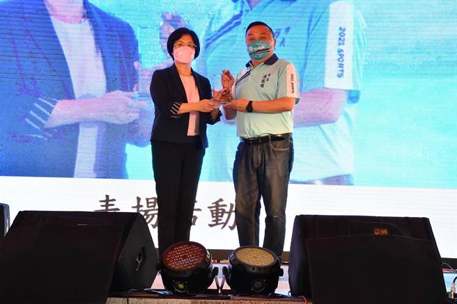 「2022员林市社区环保志工表扬暨感恩演唱会」，向环保志工们献上最大敬意，彰化县长王惠美、员林市长游振雄表扬环保志工的付出。（吴敏菁摄）