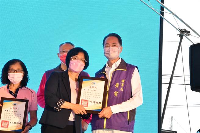 「2022员林市社区环保志工表扬暨感恩演唱会」，向环保志工们献上最大敬意，彰化县长王惠美表扬环保志工的付出。（吴敏菁摄）