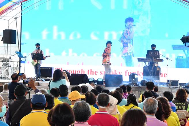 「2022员林市社区环保志工表扬暨感恩演唱会」，向环保志工们献上最大敬意。（吴敏菁摄）