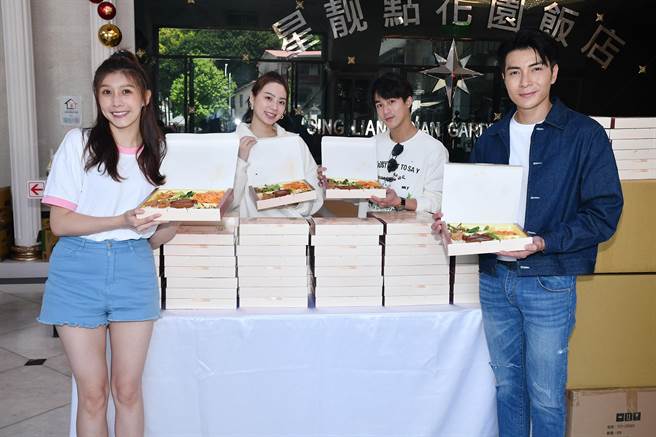 陈俋尘（左起）、艾雨帆、李博翔、江可德包完便当、打完饭菜准备送餐。（红心字会提供）