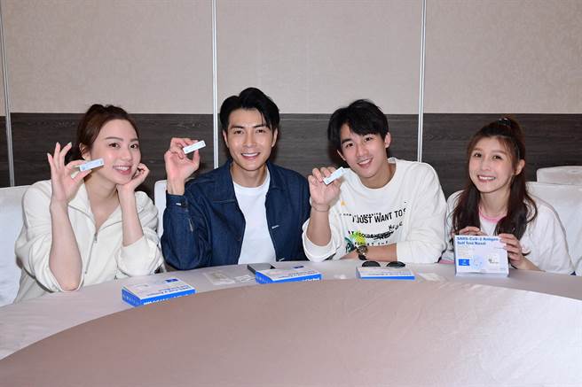 四人出发送餐前先自行快筛。（红心字会提供）