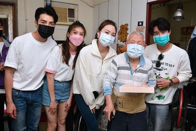 四人送餐给独居长者，在疫情中送爱。（红心字会提供）