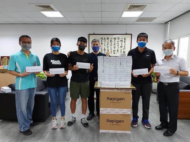 君毅中学国中部毕业生林氏兄妹3人捐助100剂快筛给母校。（君毅中学提供／谢明俊苗栗传真）