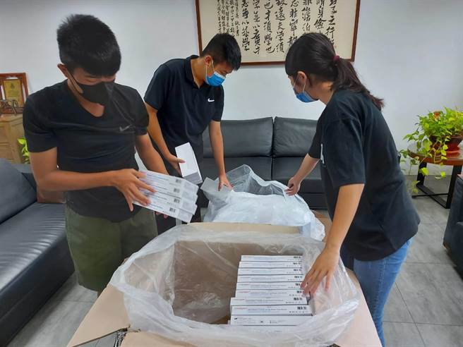 君毅中学国中部毕业生林氏兄妹3人捐助100剂快筛给母校。（君毅中学提供／谢明俊苗栗传真）