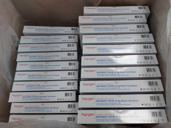 君毅中学国中部毕业生林氏兄妹3人捐助100剂快筛给母校。（君毅中学提供／谢明俊苗栗传真）