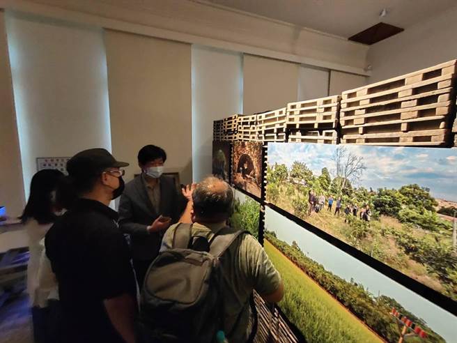 台南市总爷艺文中心14日起在红砖工艺馆展出《秧仔‧栽仔‧寮仔：曾文溪的一千个名字之农人带路》展览。（张毓翎摄）
