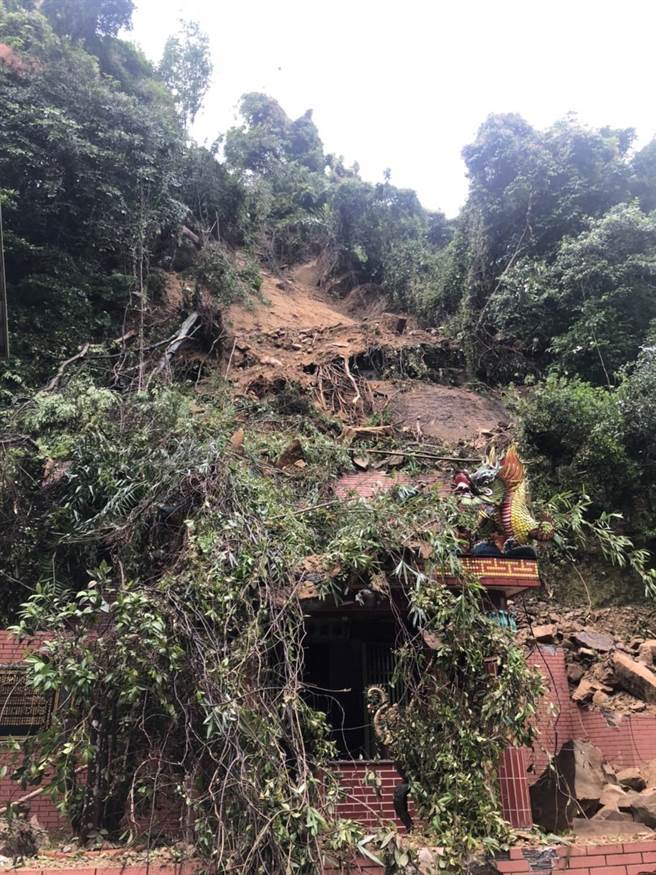 石碇西街土石崩落，壓毀土地公廟及2輛自小客車。（民眾提供）
