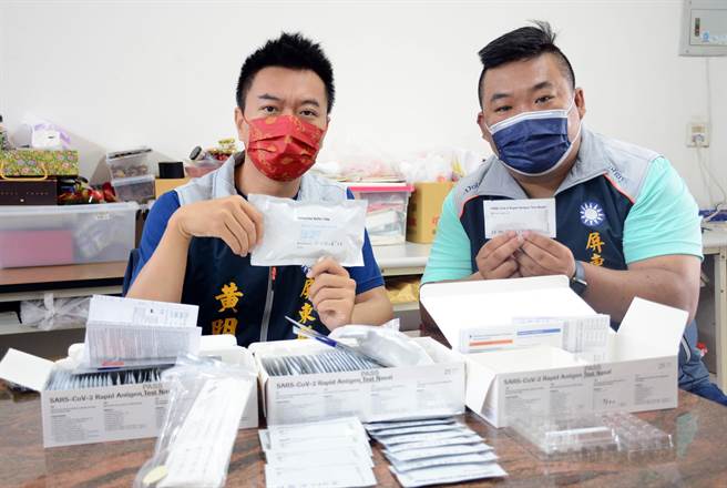 有感坊间快筛试剂严重不足，屏东县议员黄明贤（左）在屏东市启动「爱心快筛接力站」平台，提供急需民眾借用。（林和生摄）