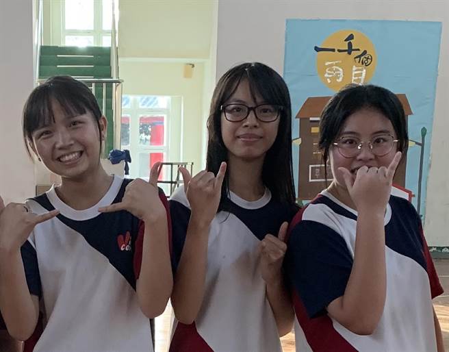 靠着写作上台大，云林县四湖乡文生高中吴琼文（中）用文字铺出自己的路。（文生高中提供／张朝欣云林传真）