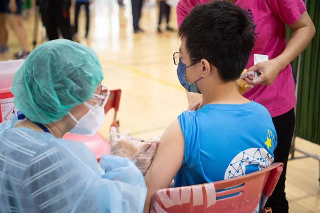 嘉義市學童接種疫苗情形。（嘉義市政府提供／廖素慧嘉市傳真）