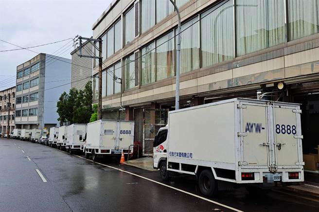 民眾开车经过丰原区田心路时都会被一整排货车，车号末四码都是「8888」所吸引。（陈世宗摄）