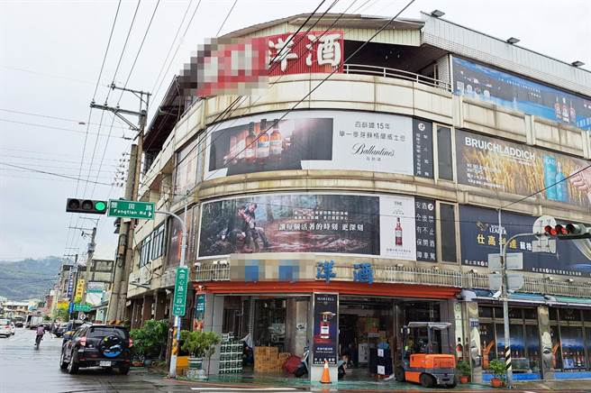 丰原区一家菸酒经销商，节省广告宣传费改採挑选小货车的车牌末四码都是「8888」当活广告，让人刮目相看。(陈世宗摄)