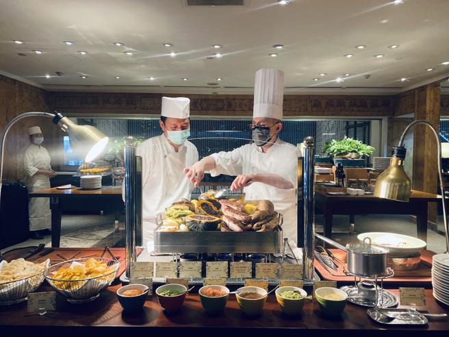 受疫情影響，各大星級飯店業者紛紛調整館內自助餐的營業時間；圖為台北君悅酒店茶苑的「綠色星球．蔬食饗宴」餐檯。（台北君悅酒店提供）