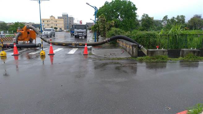 梧栖区民族路与南简中排，大型抽水机今日陆续起抽。（台中市政府提供）