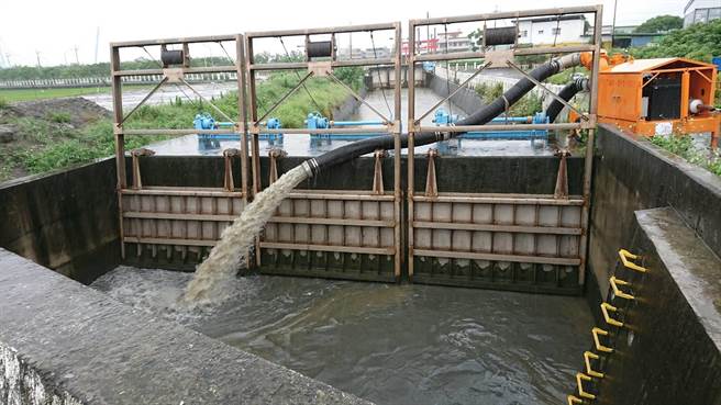 清水区三顺路12甲支圳西侧排水路闸门，今日陆续起抽。（台中市政府提供）