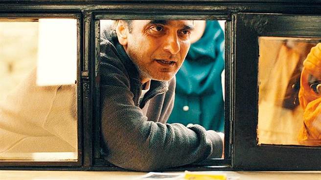 赫玛永厄沙迪在《樱桃的滋味》中驾车「一路寻死」。（海鹏影业提供）