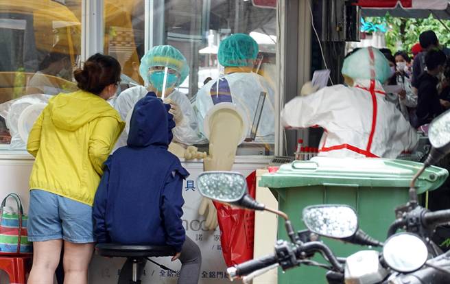 台北市立联合医院妇幼院区设立亲子儿童防疫急门诊，不少家长14日带着子女前往採检与就诊。（姚志平摄）