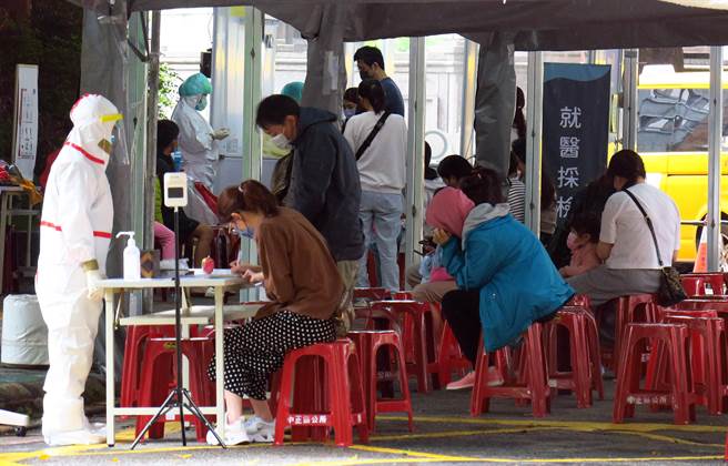 台北市立联合医院妇幼院区亲子儿童防疫急门诊，带着子女就诊的民眾填写资料并等候。（姚志平摄）