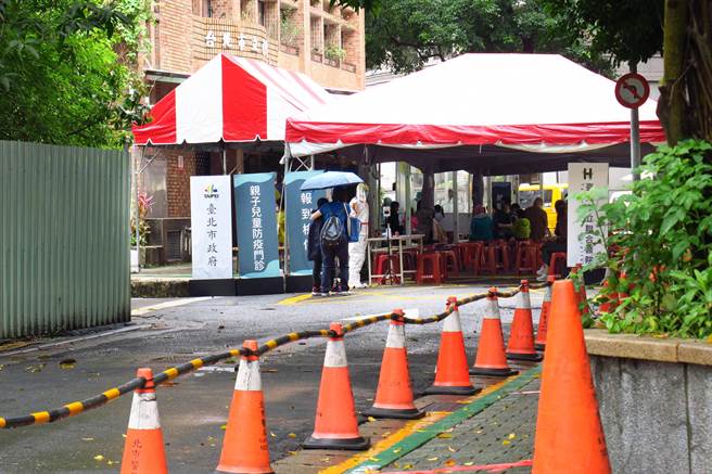 台北市立联合医院妇幼院区亲子儿童防疫急门诊，设于巷弄内大楼间的户外广场，减少一般民眾接触的机会。（姚志平摄）