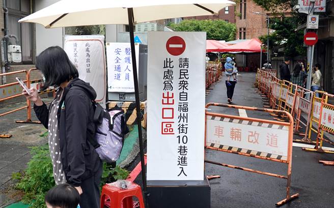 台北市立联合医院妇幼院区亲子儿童防疫急门诊，就诊民眾出入口及医护人员安全通道皆有分流管制。（姚志平摄）