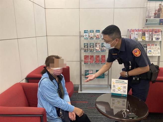 员警在向陈女解释诈骗并成功劝阻。（翻摄照片／崔正纲高雄传真）