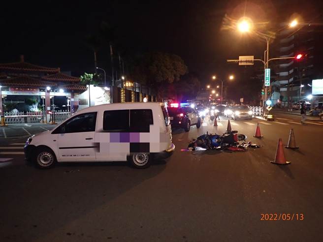 台中市殡仪馆前崇德路、五义街路口，昨晚发生死亡车祸，红牌重机骑士当场伤重不治。（警方提供／谢琼云台中传真）