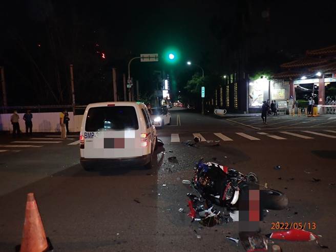 台中市殡仪馆前崇德路、五义街路口，昨晚发生死亡车祸，红牌重机骑士当场伤重不治。（警方提供／谢琼云台中传真）
