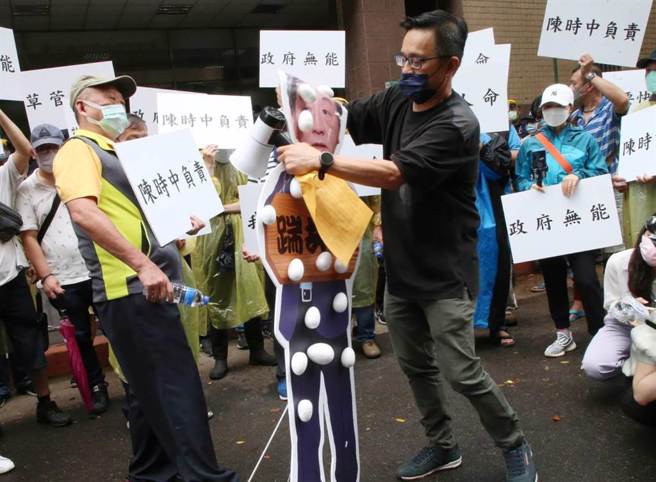 近百名小黃司機13日聚集中央疫情指揮中心外抗議，痛批指揮中心無能，害他們生計出現問題，並手拿標語大喊「陳時中無能」、「陳時中下台」、「我要快篩劑」，並激動將陳時中人型立牌撕毀表達不滿。（資料照，趙雙傑攝）