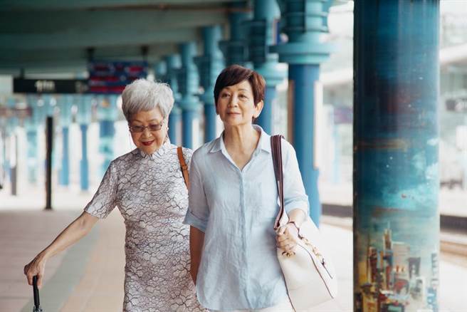 鲍起静与于家安在《一家之主》饰演的母女踏上寻找自我的旅程。（台北双喜电影提供）