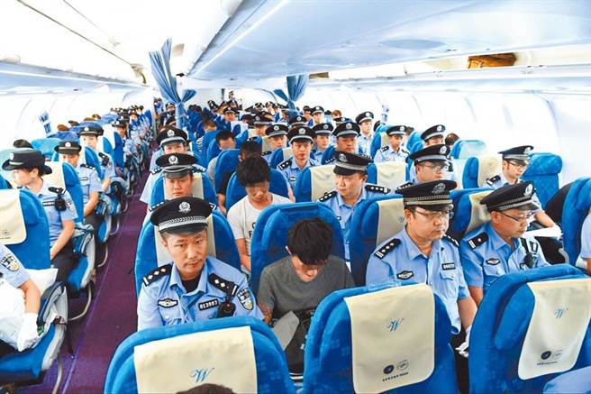 圖為2016年，廣州警方出動300名警力，乘坐兩架民航包機將129名電信詐騙嫌疑人（其中大陸籍51名、台灣籍78名）從亞美尼亞帶回廣州。（中新社）
