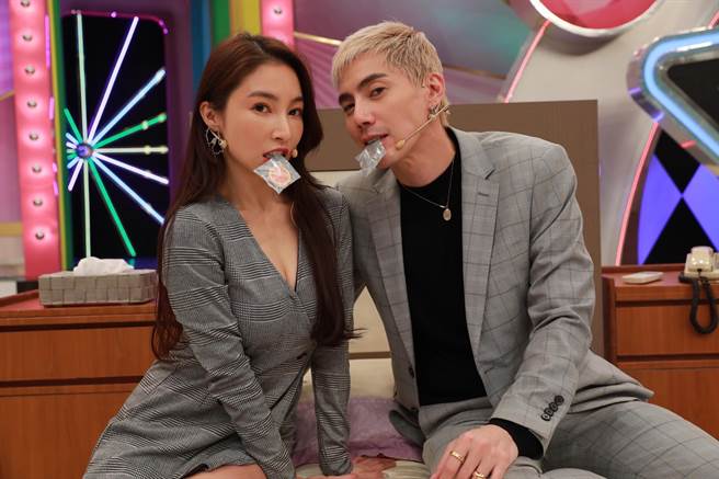 张家玮跟王凯演短剧。（民视提供）