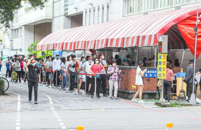 国内疫情严峻，根据疾管署最新公布的全国确诊地图显示，2022年至今累计67万2979例本土确诊个案。图为台北市立联合医院仁爱院区的防疫门诊外，大批民眾排队准备看诊。（粘耿豪摄）